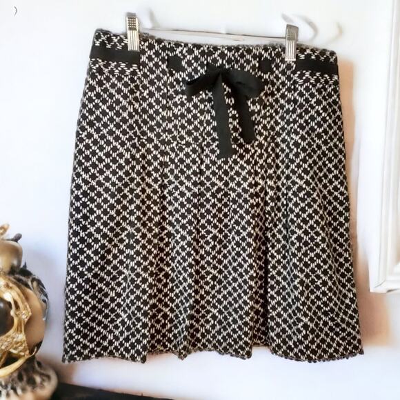 Ann Taylor Loft A-Line Skirt Black Bow Detail Size 6 Side Zip Lined Classic - Picture 1 of 5